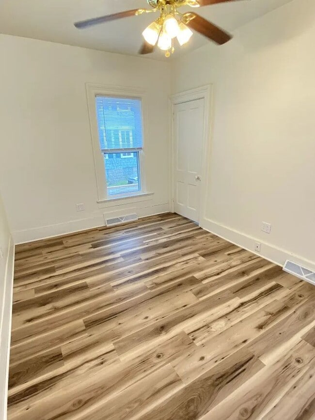 Building Photo - 304 W Irving Ave