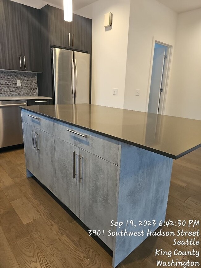 Building Photo - West Seattle townhome - 3 bedroom 3.5 bath...