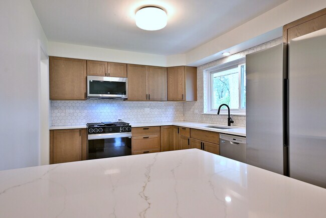Building Photo - 6750 N Kostner Ave
