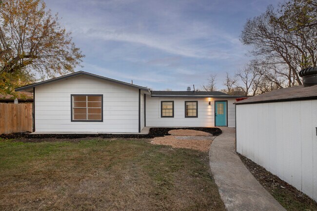 Building Photo - 636 Southeast Terrace