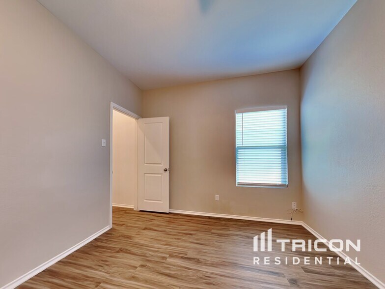 Building Photo - 217 Mica Trl
