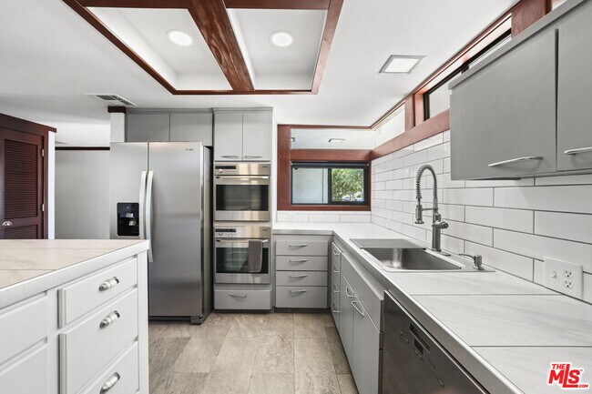 Building Photo - 2672 Veteran Ave