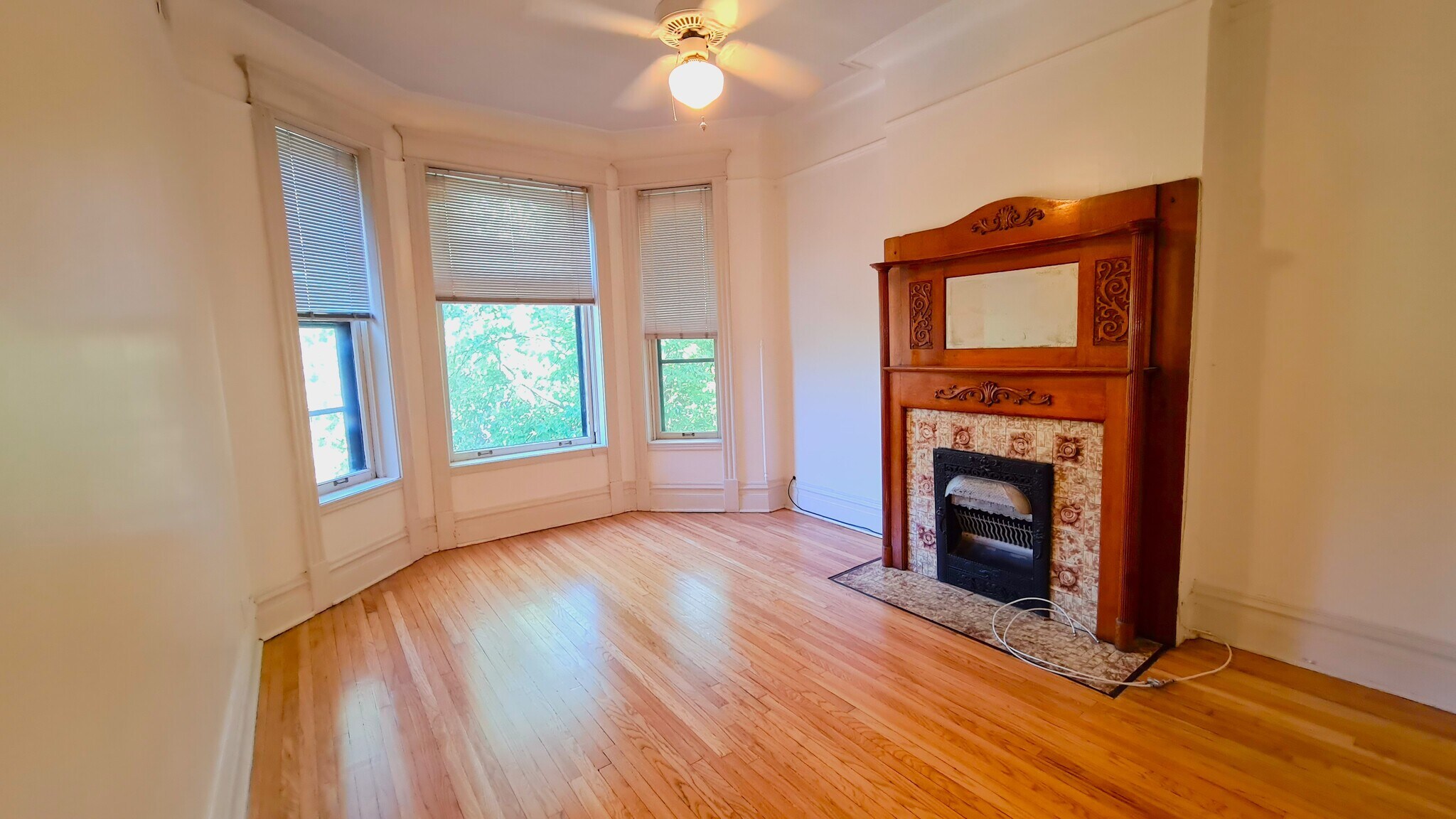 Building Photo - 833 W Newport Ave