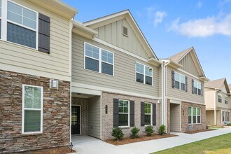 Building Photo - Fabulous 3 Bedroom Townhome in Peachtree Corners!
