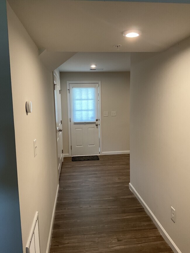 Building Photo - 3 bed, 2.5 bath end unit townhome!