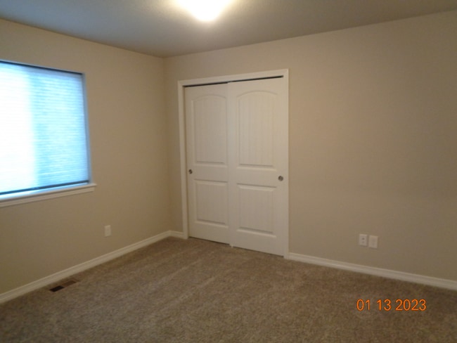 Building Photo - Main level living