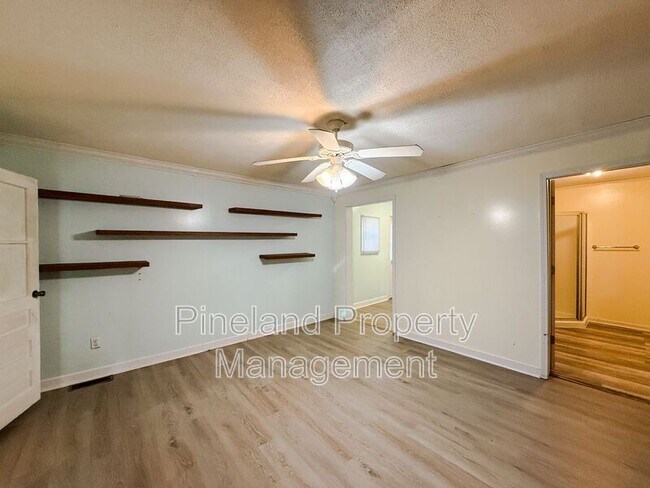 Building Photo - 413 E Donaldson Ave