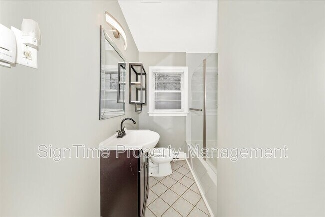 Building Photo - 11025 Rosewood Dr