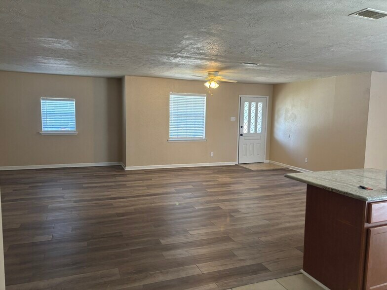 Building Photo - 474 Sweetbriar Dr