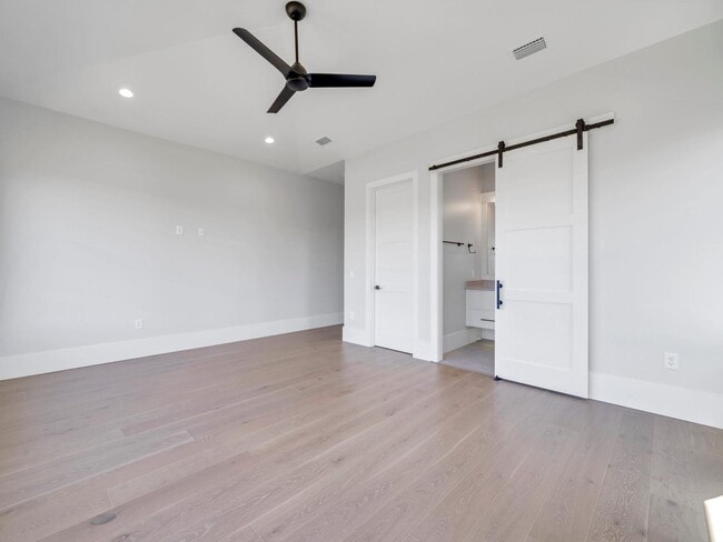 Building Photo - 330 Kelly Plantation Dr