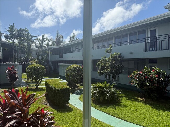 Building Photo - 1070 98th St