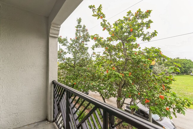 Building Photo - Gorgeous 2 bed 2.5 bathroom townhouse in d...