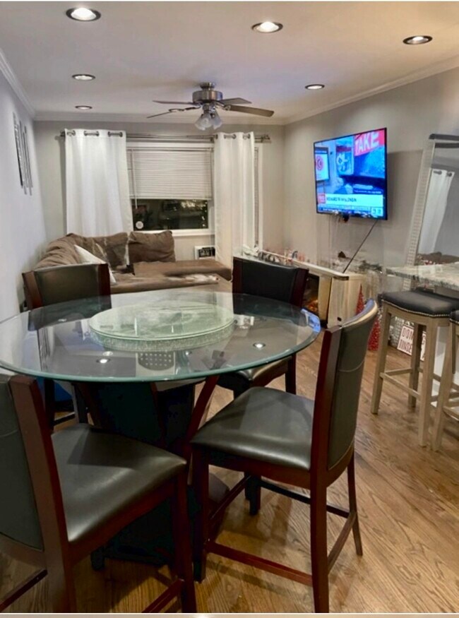 Building Photo - 533 Madison St