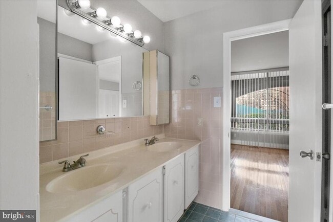 Building Photo - 1775 S Hayes St