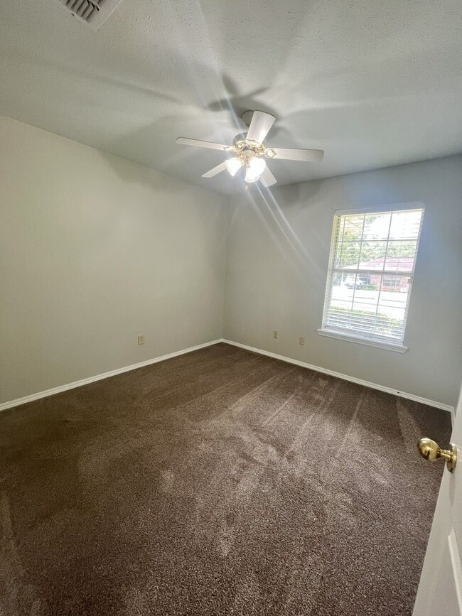 Building Photo - Charming 3 bed 2 bath with fenced yard