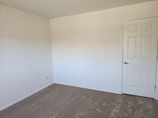 Building Photo - Bethany Home Available