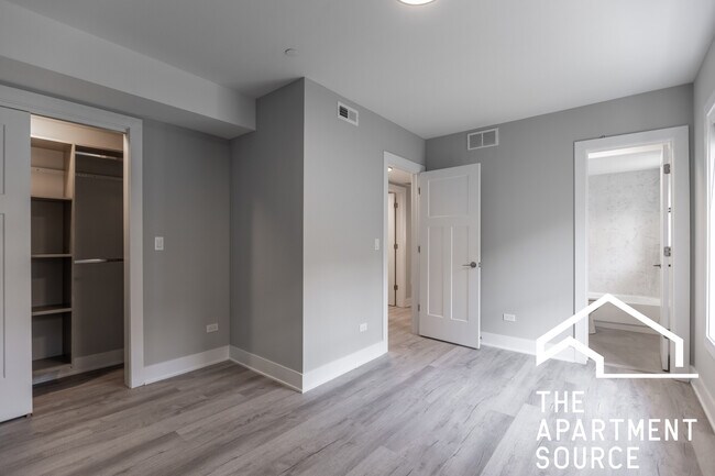 Building Photo - 1137 Oak Ave