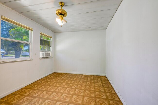 Building Photo - 280 NW Airoso Blvd