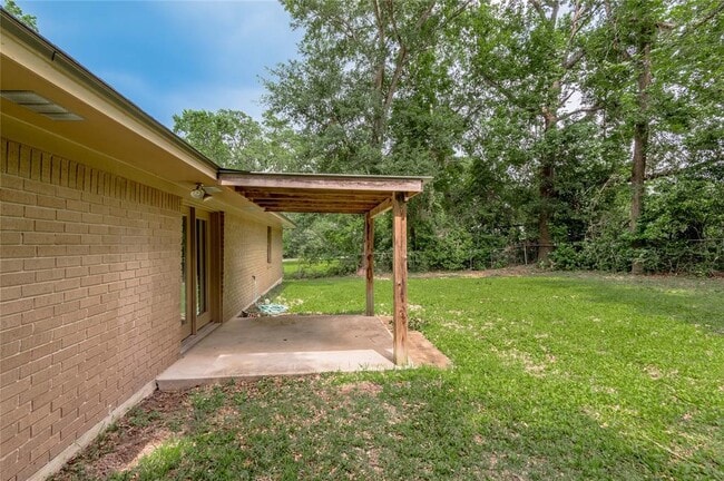 Building Photo - 107 Town and Country Dr
