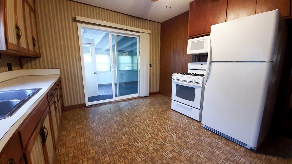 Kitchen - 821 10th St W