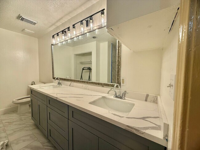 Building Photo - 3527 Rosedale St