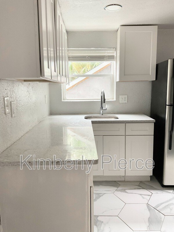 Building Photo - 1356 W 24th St