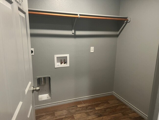 Building Photo - 2814 Leroy Cir