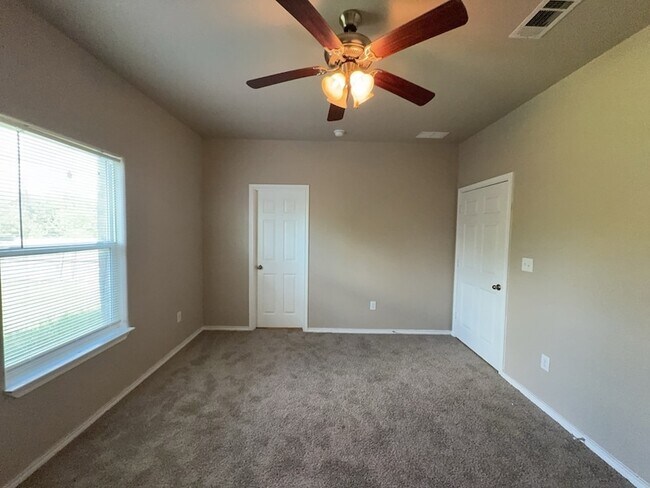 Building Photo - 704 E College St