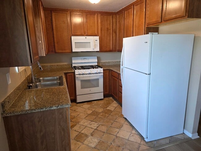 Building Photo - Two Bedroom Upper Unit Condo in Oceanside
