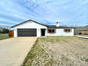 Building Photo - 396 Fernwood Dr