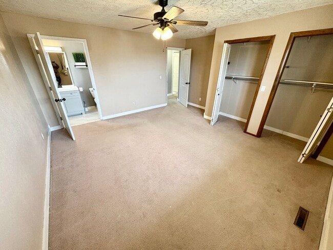 Building Photo - Large 3 bedroom house in the Heights! (Items will be removed)