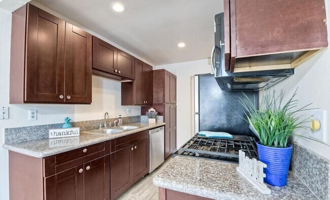 Building Photo - 440 Parkside Dr