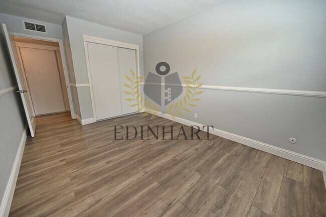 Building Photo - 412 W Sample Ave