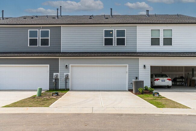 Building Photo - Cozy Townhome with 2 car garage!
