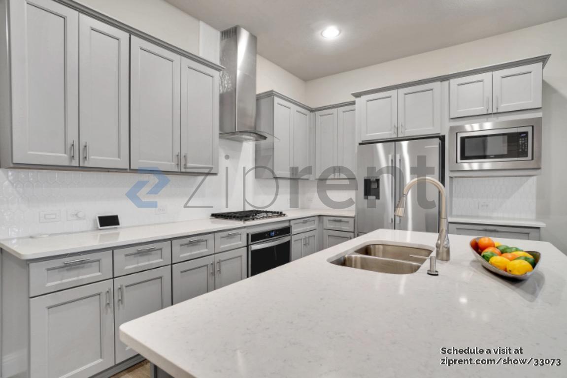 Building Photo - 12790 Royal Oaks Ln