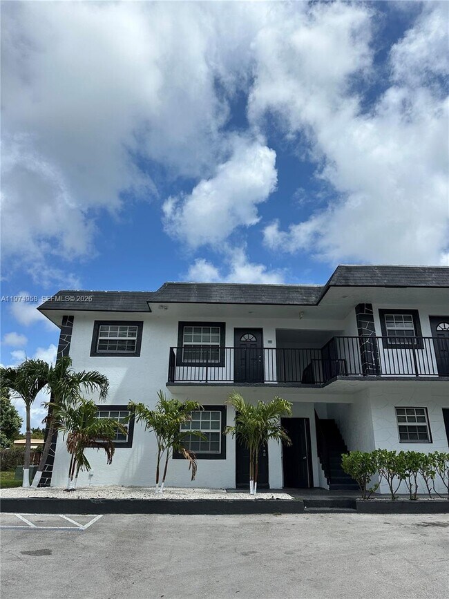 Building Photo - 5621 SW 36th Ct