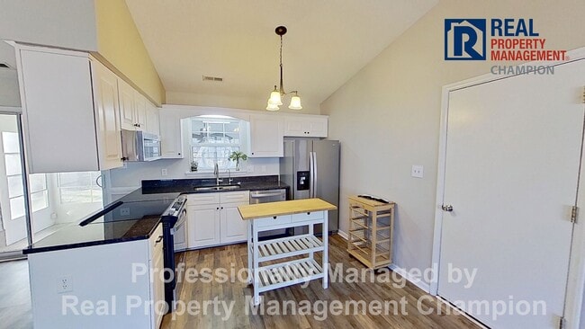 Building Photo - 3 BD/2 BA Home with Fenced Yard & Attached Garage