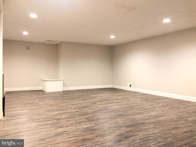 Building Photo - 5 Algonquin Ct