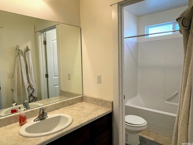 Building Photo - 616 W 4050 N