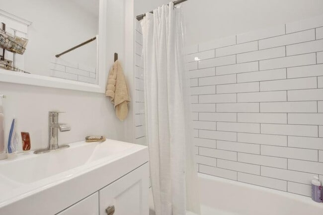 Building Photo - 2 bedroom in Chicago IL 60613