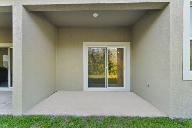 Building Photo - Absolutely stunning 3 BR /2.5 Bath / 2 Car Garage + LOFT townhome in ultra-modern and green-focus...