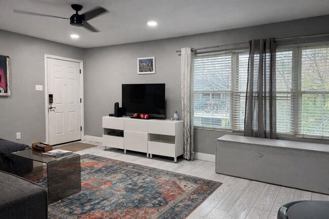 Building Photo - 2450 Ashdale Dr