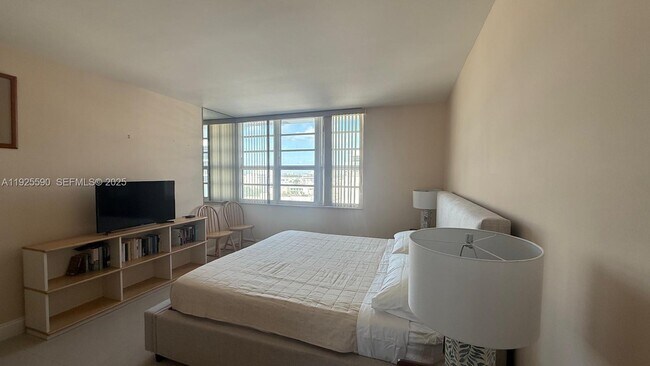 Building Photo - 100 Lincoln Rd