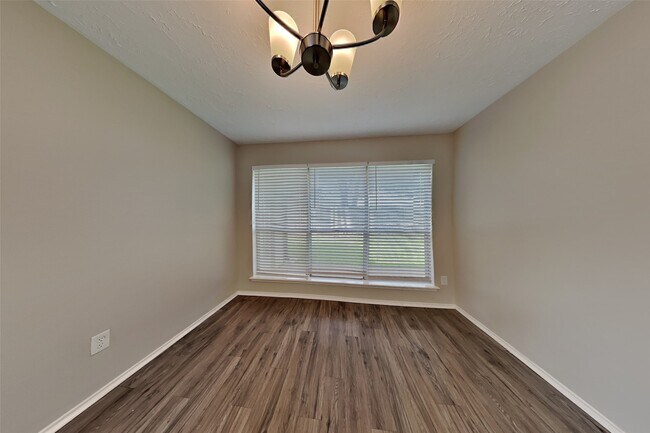 Building Photo - 2010 Creekshire Dr