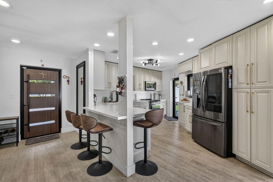 Building Photo - 2601 NE 8th Ct