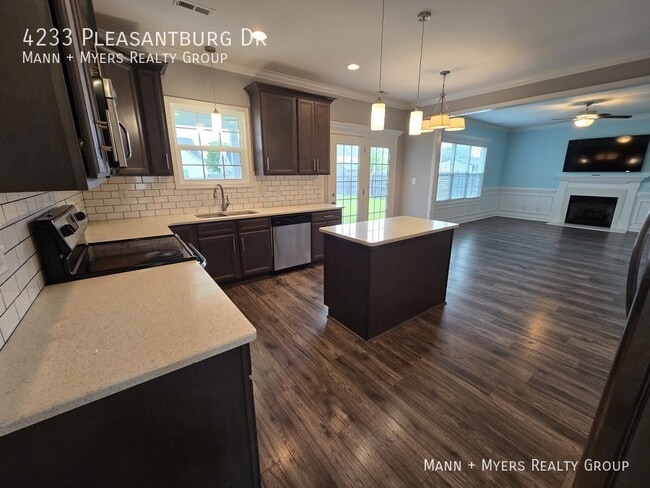 Building Photo - 4233 Pleasantburg Dr