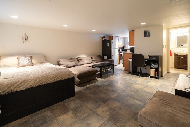Primary Photo - 2 Hingham St