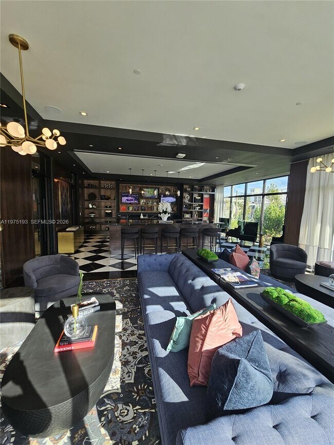 Building Photo - 1650 NE 124th St