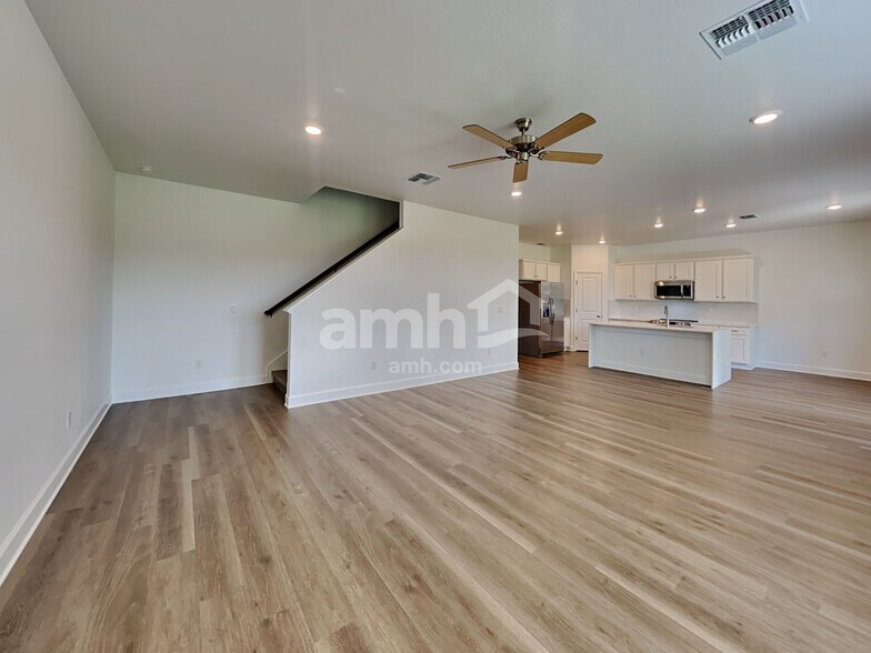 Building Photo - 37824 Dusty Saddle Ln
