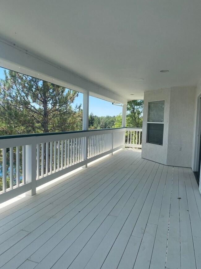 Building Photo - Beautiful Lakefront Home in the Vineyard! 55+ community